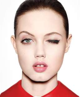 A modelo Lindsey Wixsom estampa capas de revista em todo o mundo